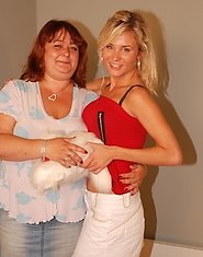 Hot blonde babe doing a chubby mature lesbian